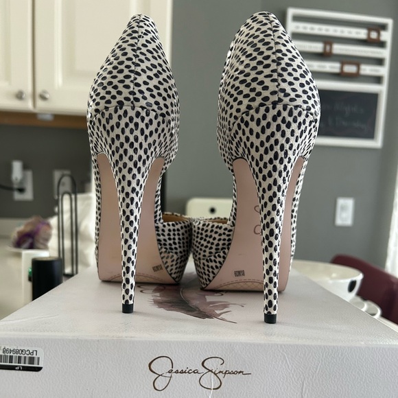 Jessica Simpson Black & White Platform Heel - Picture 5 of 6